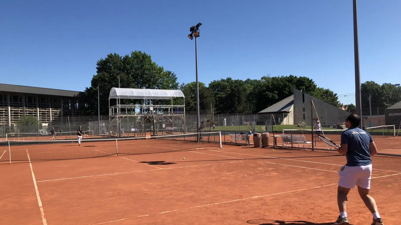 Enfants jouant au tennis à l'École de Tennis du TC Thonon